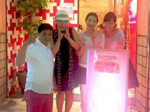 店頭にて記念写真!魚ちゃんは帽子をかぶった左から2人目!